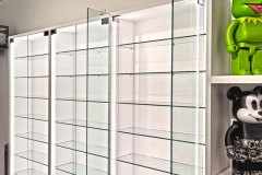 retail-displays-with-glass-shelves-and-glass-doors